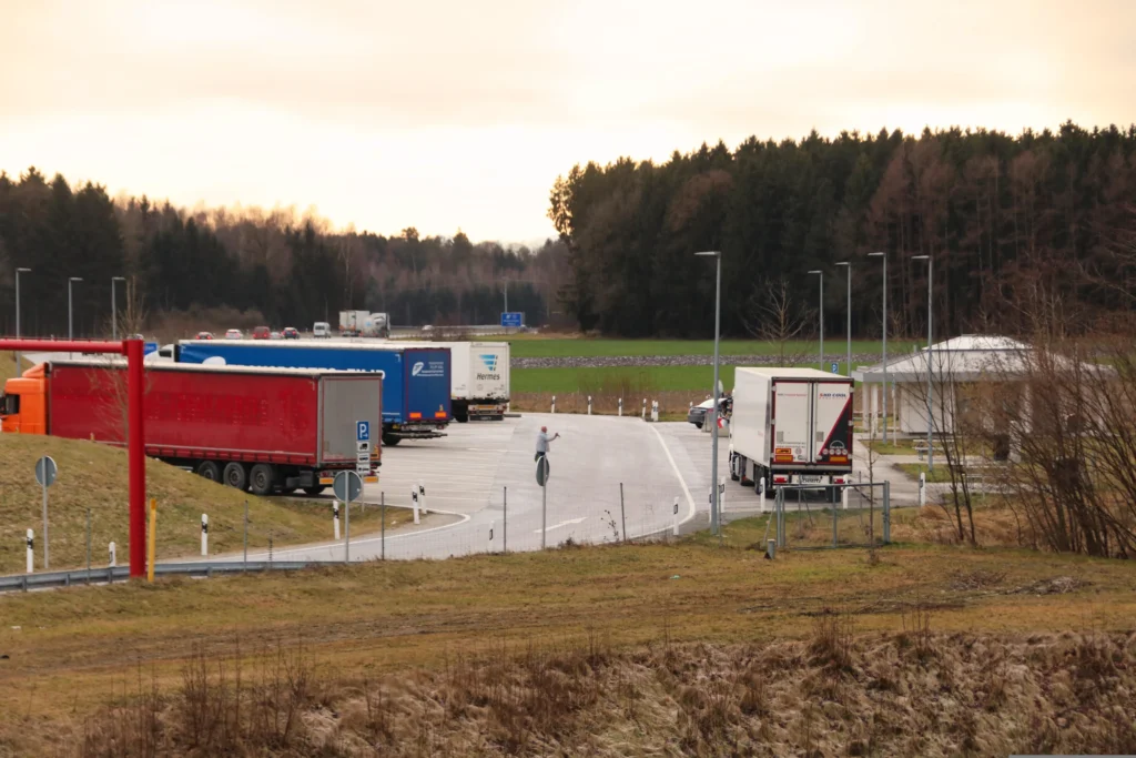 Zmowy na rynku pracy: rekordowe kary od UOKiK dla Biedronki i 29 firm transportowych. Ostrzeżenie dla branży